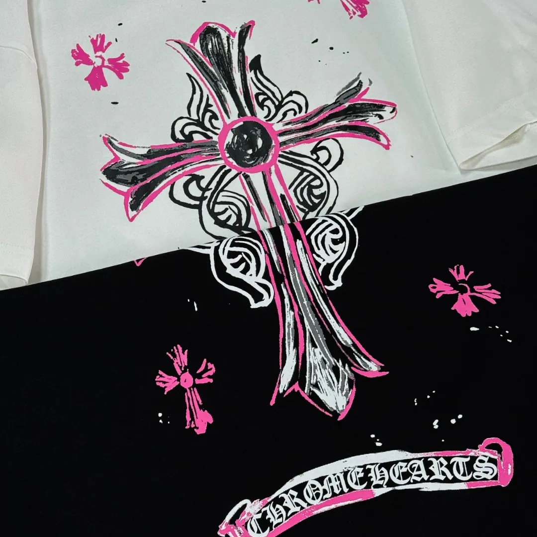 P170 Chrome Hearts Chrome Hearts 25 high-end versions. The fabric is made of 300 grams of high-density pure cotton. It does not deform or shrink. It has three labels. It is the same style for men and women. Technology: Digital printing. Color: White. Black. SIZE: S-XL.